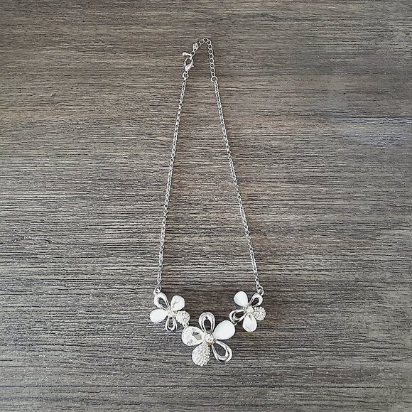 NECKLACE - Silver flowers with crystal and translucent petals - Picture 2 of 4